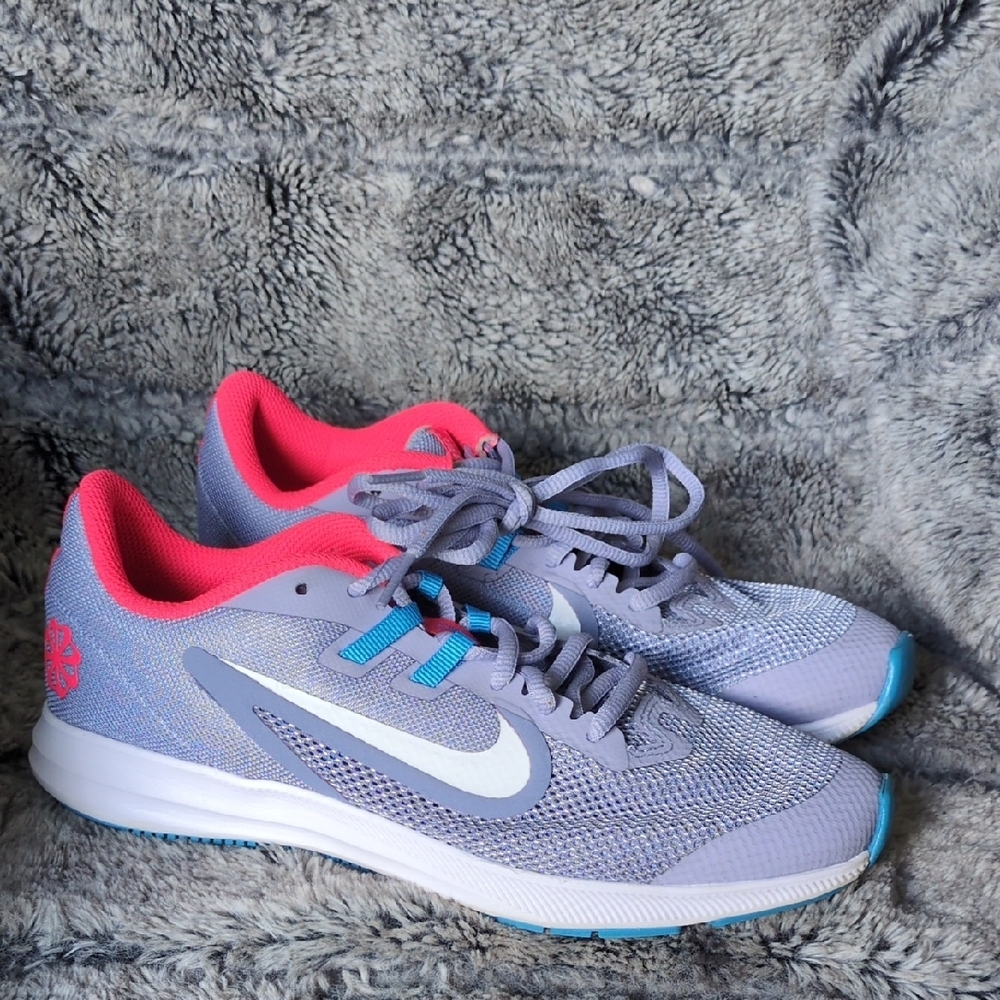 Nike Women's Gray and Pink Athletic Shoes​